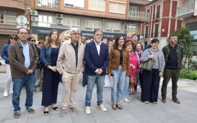 Villena se concentra ante las puertas del Punto de Encuentro Familiar para reclamar a la Generalitat Valenciana su continuidad